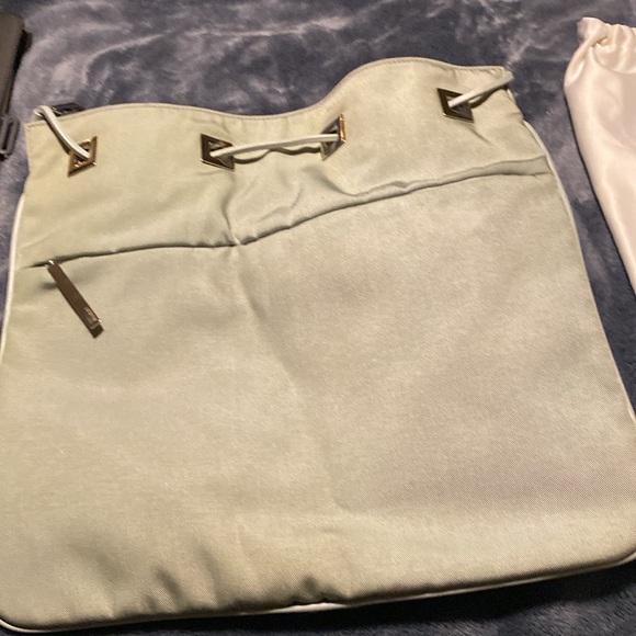 EUC gucci canvas bag beautiful inside and out looks new - Picture 5 of 5